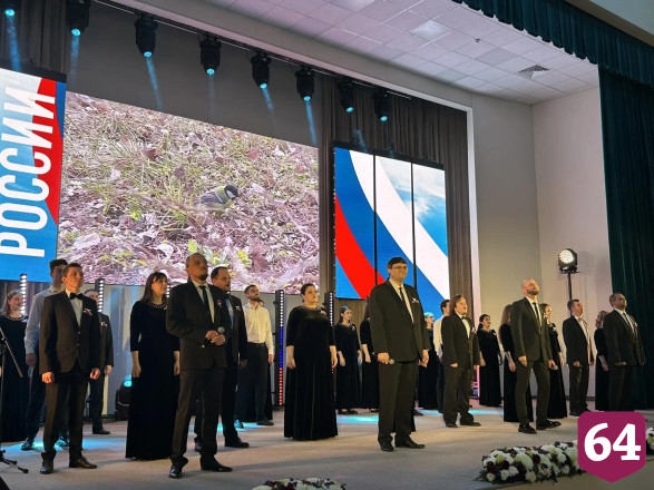 В саратовском правительстве перед Днем России исполнили патриотические песни